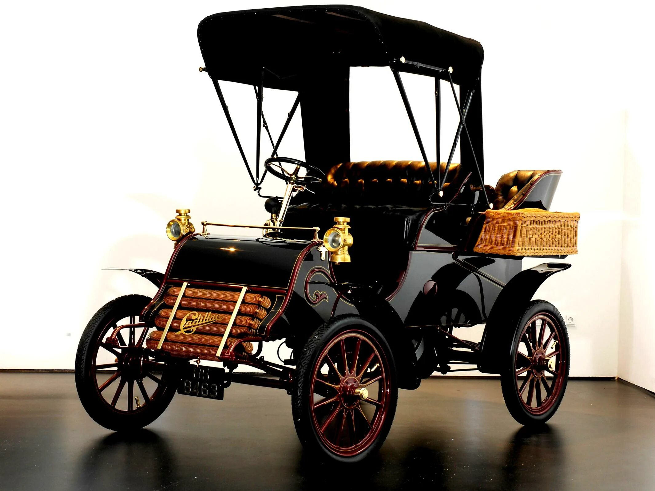 Первая модель 8. Cadillac model a Runabout (1902). 17 Октября 1902 — в Детройте выпущен первый автомобиль марки «Кадиллак».. Cadillac 1903. 1903 Cadillac model a.