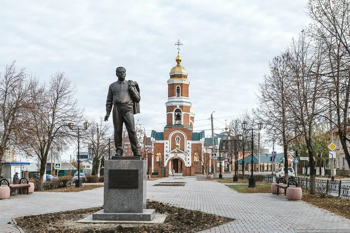 Россия г новокуйбышевск. Новокуйбышевск памятник Гореченкову. Площадь Гореченкова в Новокуйбышевске. Новокуйбышевск площадь Ленина. Достопримечательности Новокуйбышевска Самарская область.