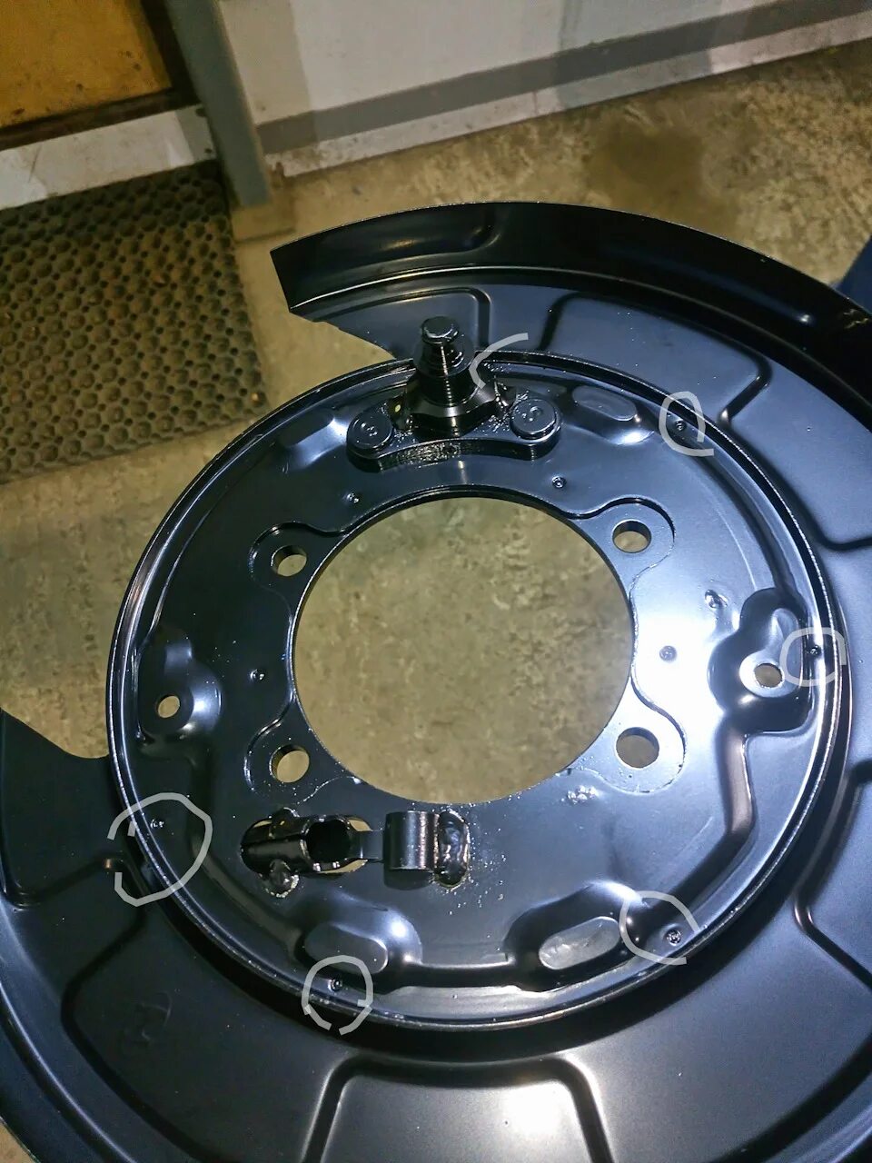 Кожух заднего тормозного диска. Кожух заднего тормозного диска. Nissan44020-8m111. Кожух тормозного диска заднего hyundai tucson 2008. Кожух заднего тормозного диска.