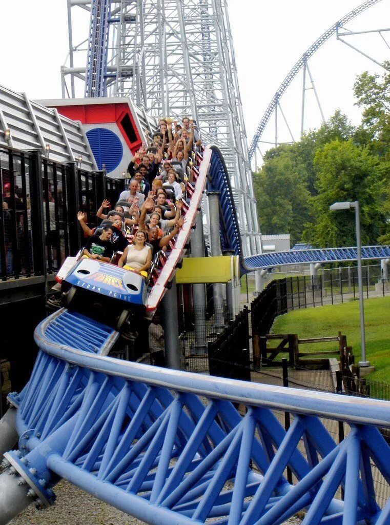 Страшные американские горки в мире. Millennium force аттракцион. карусель американские горки. самые популярные аттракционы. самые страшные американские горки.