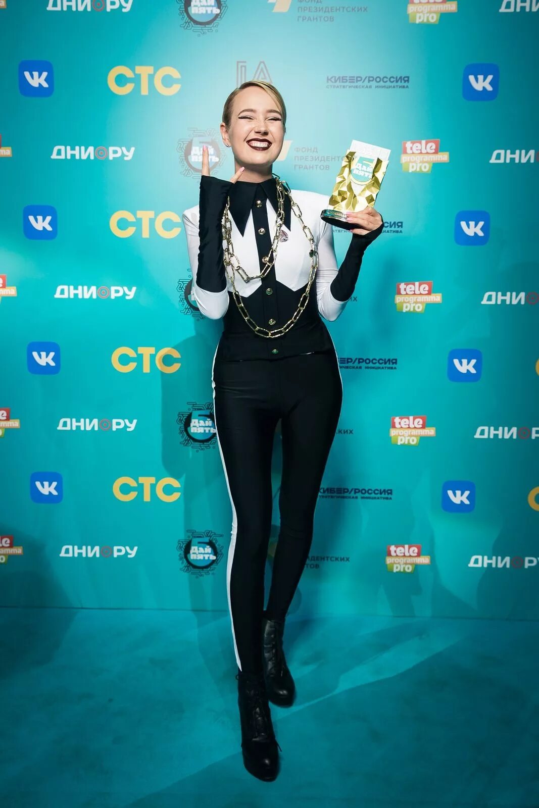 клава кока фигура. клава кока ножки. клава кока кривые ноги. клава кока вк фест. у клавы коки кривые ноги.