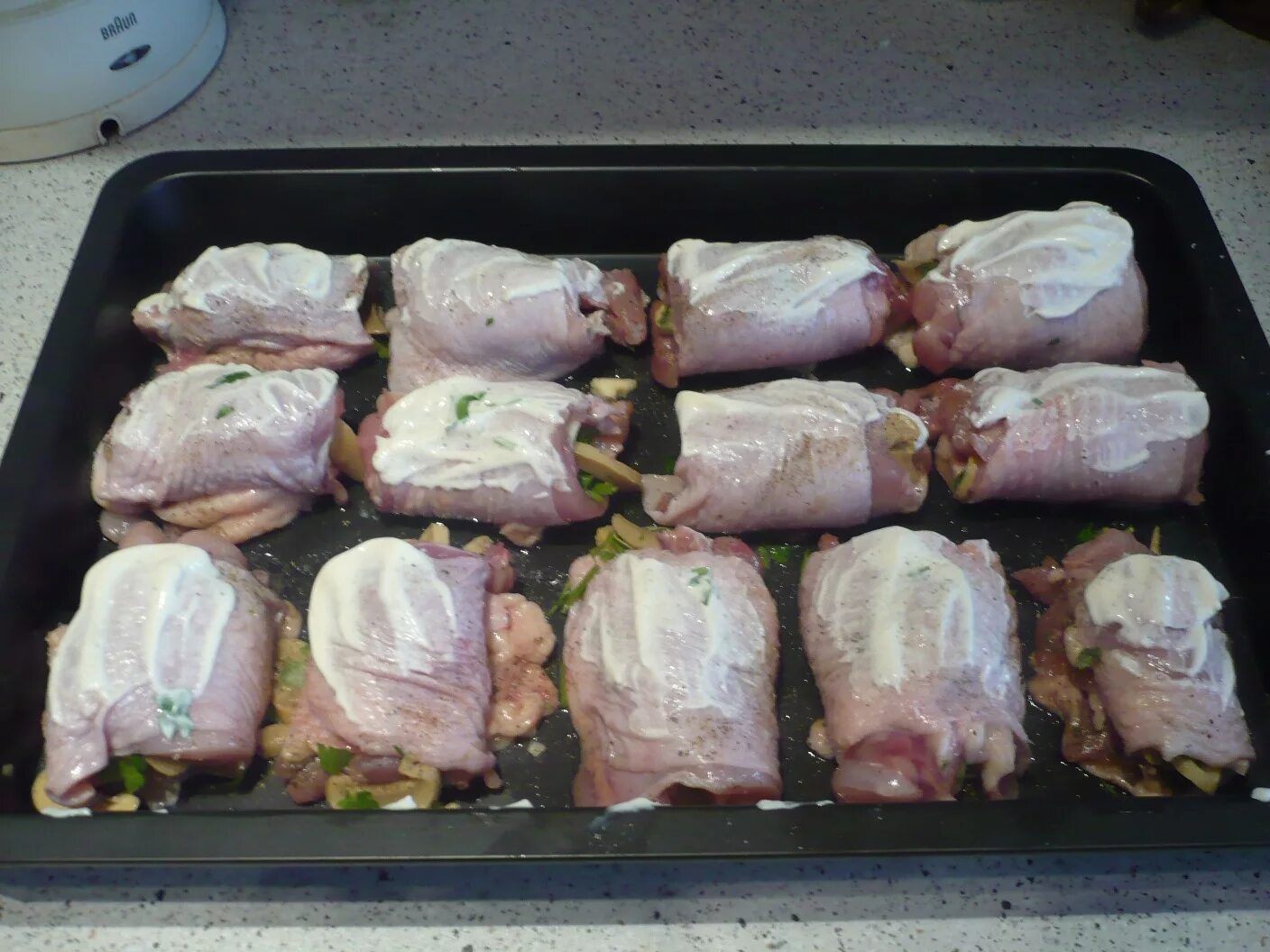 руляда куриная. рулет из куриных бедрышек с начинкой. рулетики из курицы. рулет из куриного филе с беконом. рулет из куриных бедрышек с начинкой.