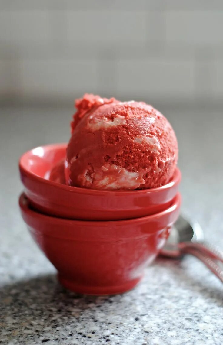 Растаявшее мороженое. Мороженное красное в рожке. Ред вельвет мороженое. Асмар еда мороженое. Red ice cream.