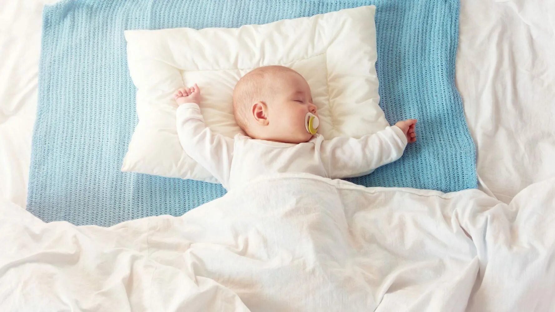 Спящие малыши. Новорожденный ребенок в кроватке. До какого возраста спать с ребенком