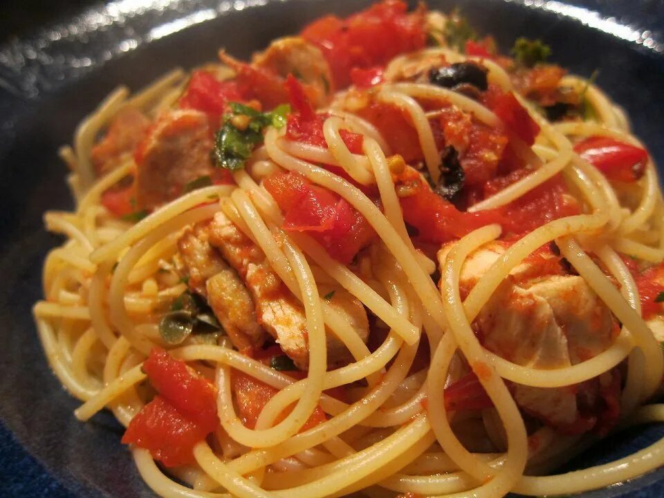 Спагетти с помидорами. Макароны с томатом. Спагетти с курицей и грибами в томатном соусе. Паста с курицей и томатами. Паста с сыром в духовке и томатами
