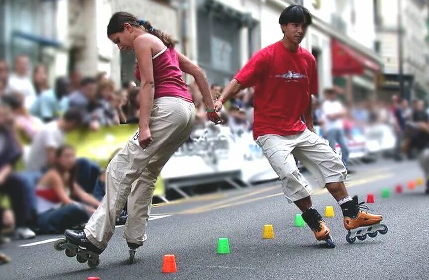 катание на роликах. спортивные субкультуры роллеры. ролики движения. роликовые коньки для детей. ролики движения.