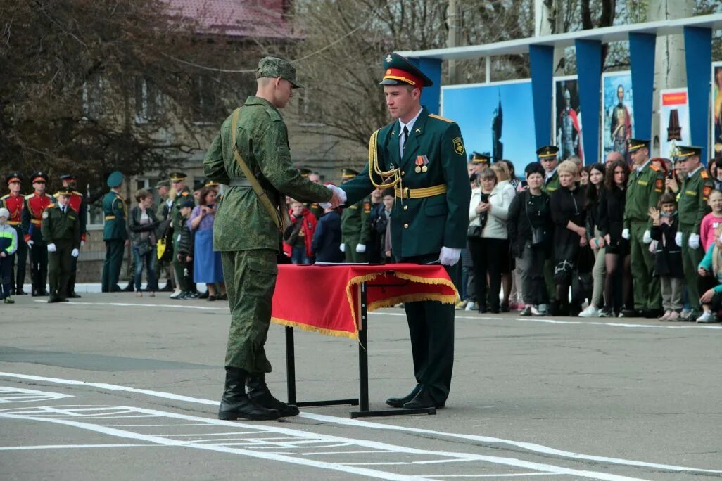 Призыв в днр 2024. Военная присяга ДНР. Украинские солдаты в балаклавах принимают присягу. Церемония принятия ДНР сегодня. Стрелков Моторола принимают присягу.