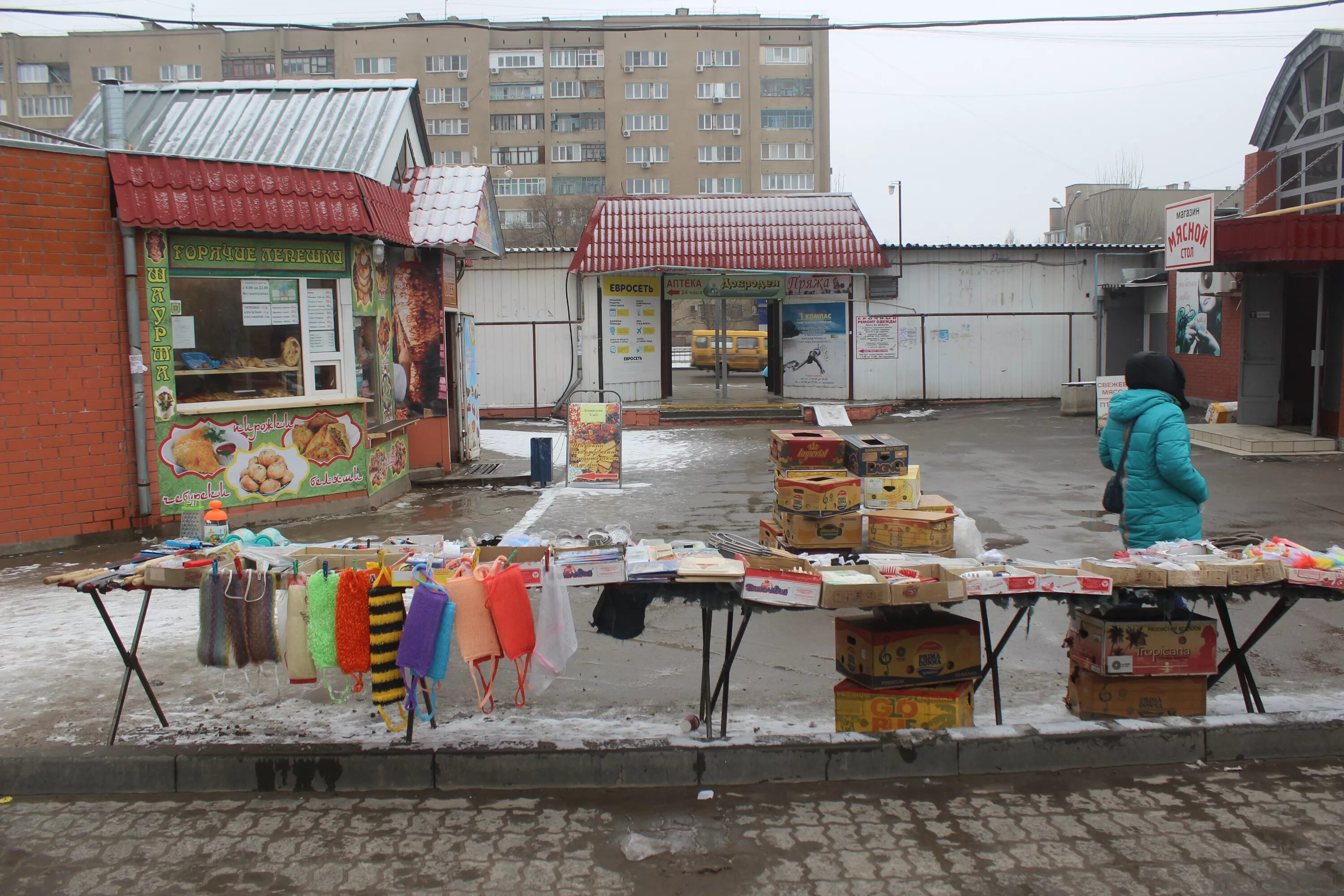 мебель для склада столы. стол на рынке. стол и стулья в мебельном базаре. стол обеденный уно 3 светофор. мебельные выставки стульев.