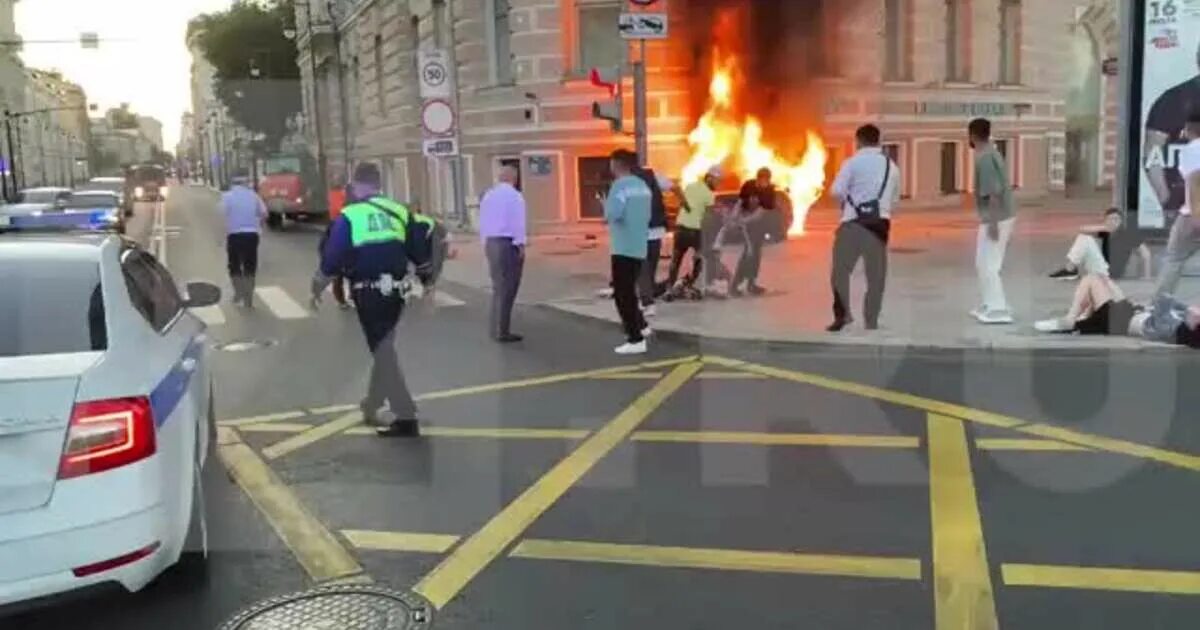 ДТП С Mercedes на Зубовском бульваре в центре Москвы. ДТП на Зубовском бульваре в Москве. Авария на Зубовском бульваре 24 июня. Авария Мерседес Москва Зубовский бульвар.