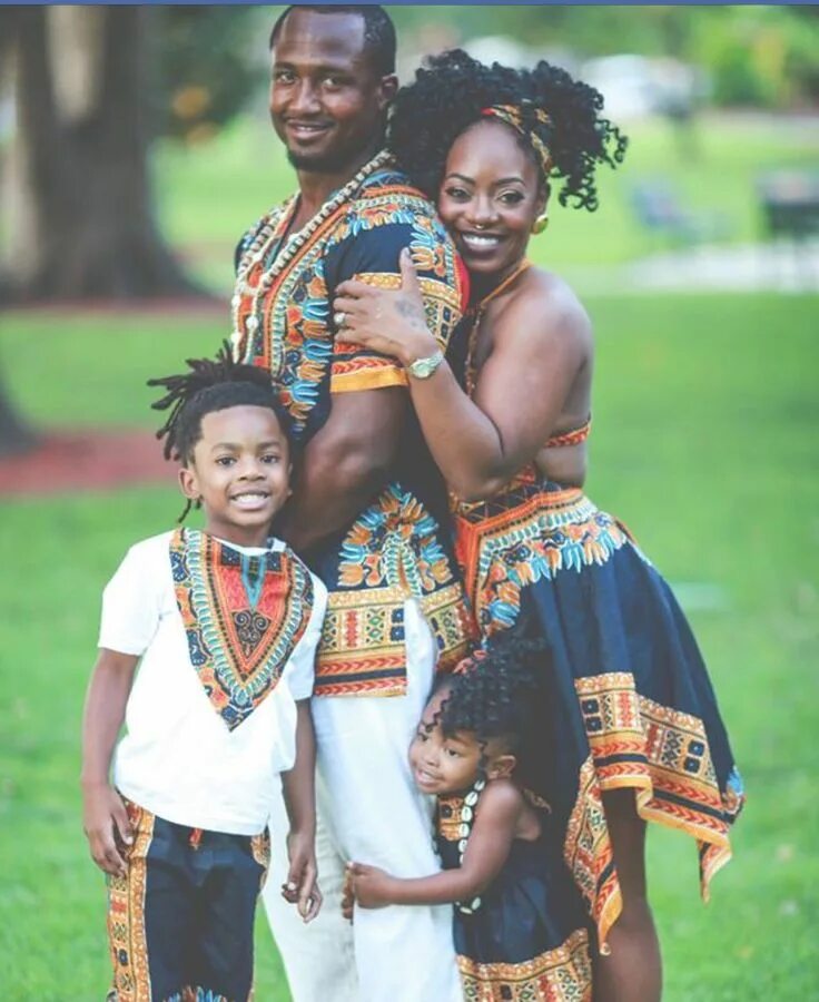 Семья афроамериканцев. Семья африканцев. Чернокожая семья. Темнокожая семья
