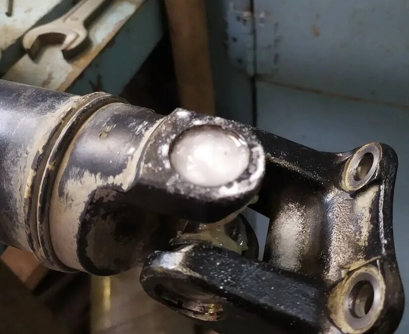 Крестовина кардана газель некст. Замена крестовины карданного вала газель. Крестовина карданного вала газель 3302. Приспособление для установки крестовины карданного вала. Карданный вал 4696-63-02/02.