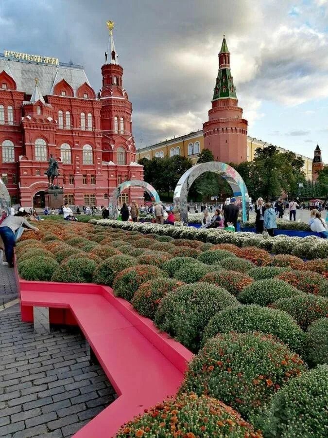 Можете сходить. Места в Москве. Центр Москвы летом. Парк рядом с красной площадью. Москва площадь города.
