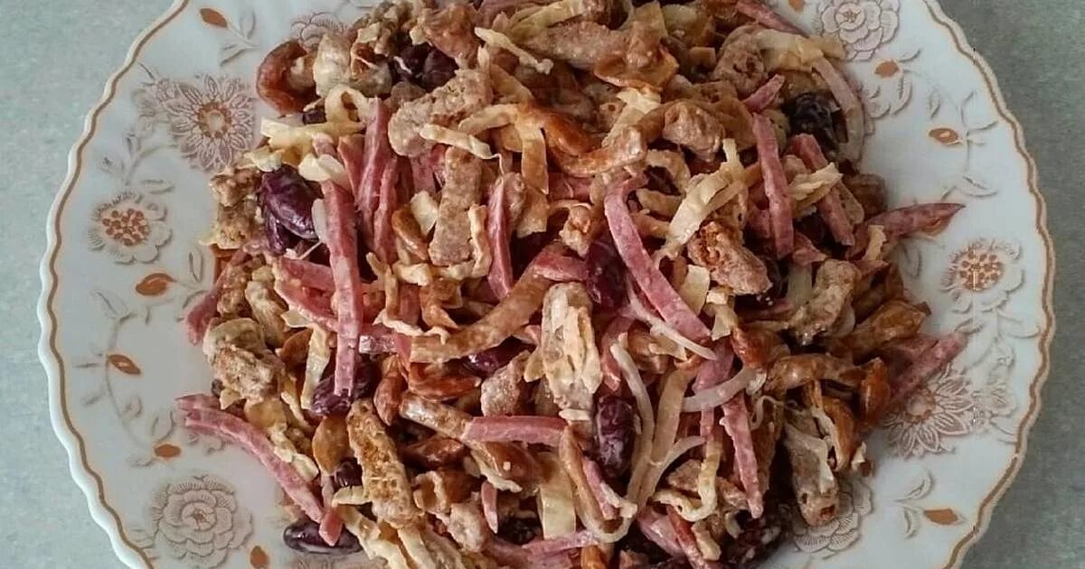 Рецепт салата с фасолью и копченой колбасой. Салат с кириешками и колбасой и фасолью. салат с кириешками и копченой колбасой. салат с красной фасолью и кириешками и копченой колбасой. салат кириешки фасоль колбаса.