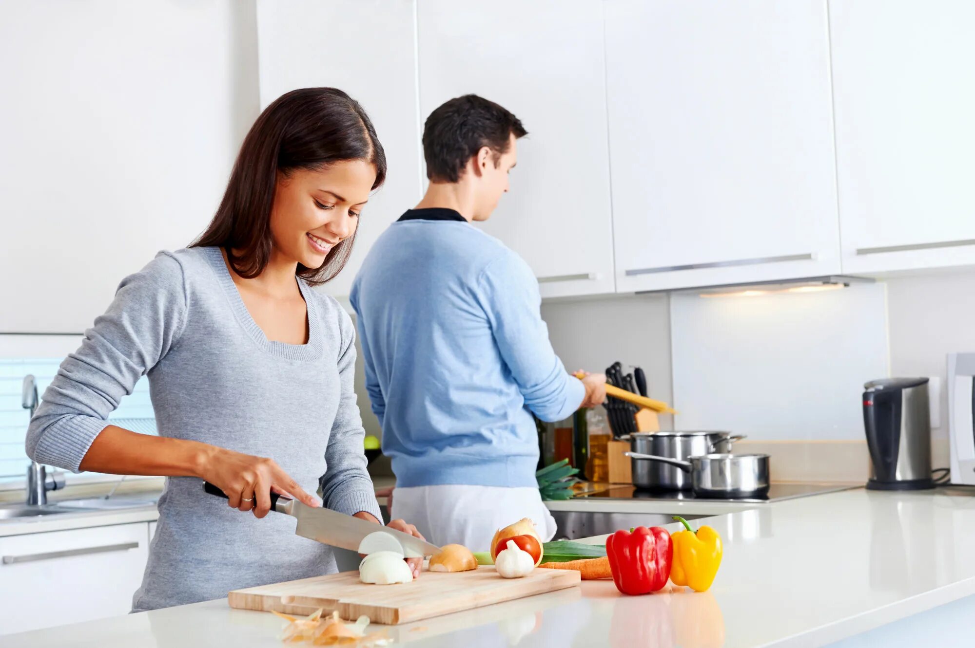 Зрелый муж помогает. Женщина на кухне. Люди на кухне. Фотосессия на кухне. Готовка на кухне.