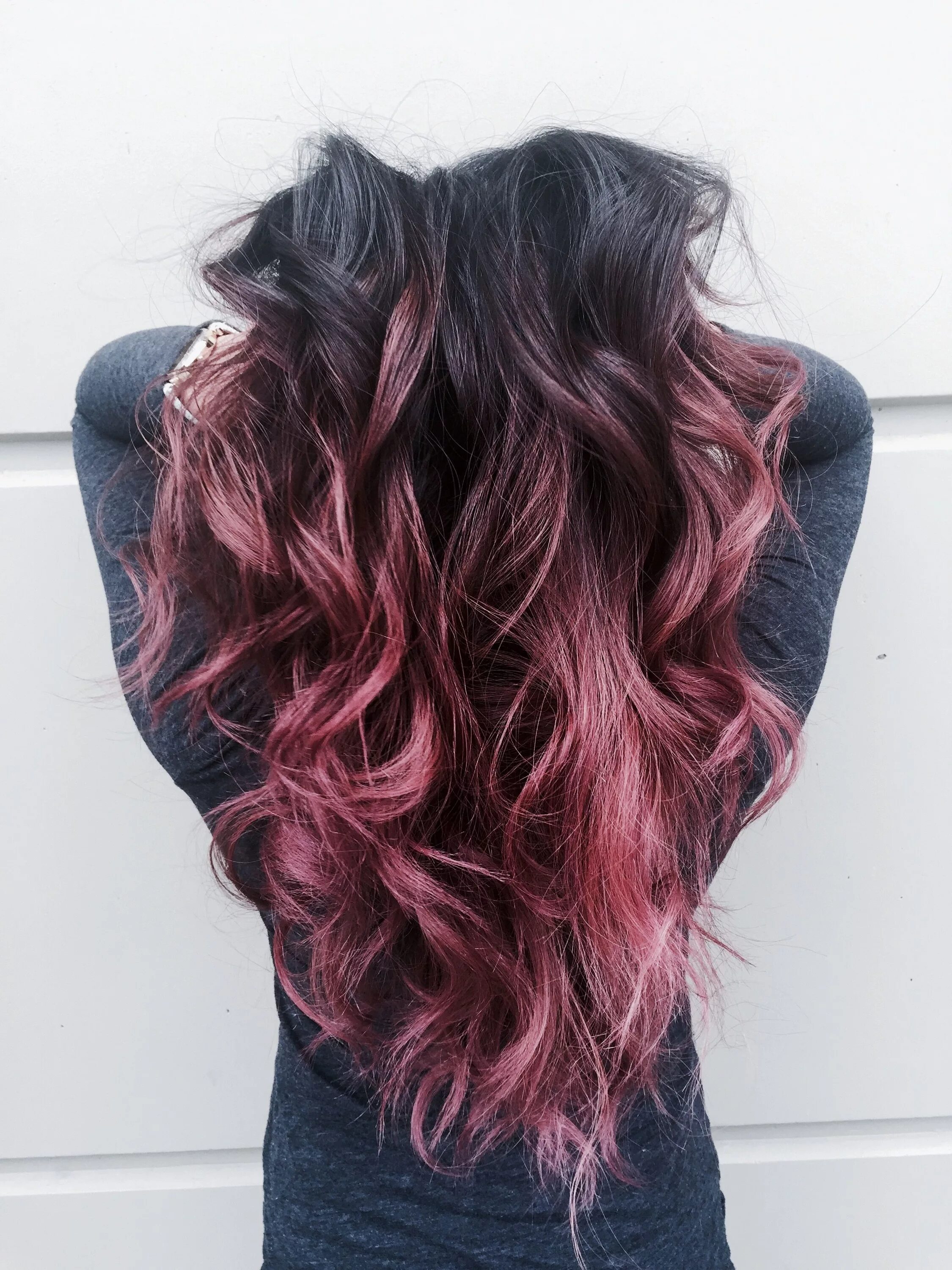 Розовые волосы на черных волосах. Розовые кончики волос. Розовые пряди на темных волосах. Розовое омбре на темные волосы. Розовые кончики на темных волосах.