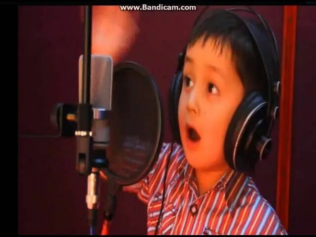 Мальчик поет про. Узбекский мальчик поет. Узбекский мальчик поет про маму. Мальчик который очень красиво поет. Маленькие дети узбекские поют.