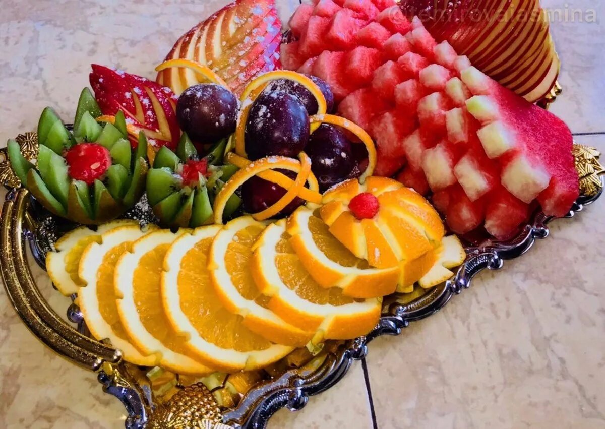 Фруктовая тарелка. Фруктовая нарезка. Украшение фруктовой тарелки. Фрукты нарезка. Фруктовая нарезка.