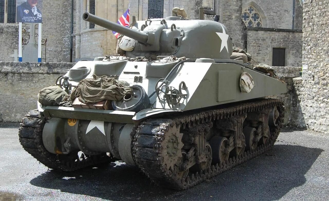 М з ли. Американский танк "Шерман". Американский танк 2 мировой войны Шерман. Танк Шерман м4а2. М4а2 танк.