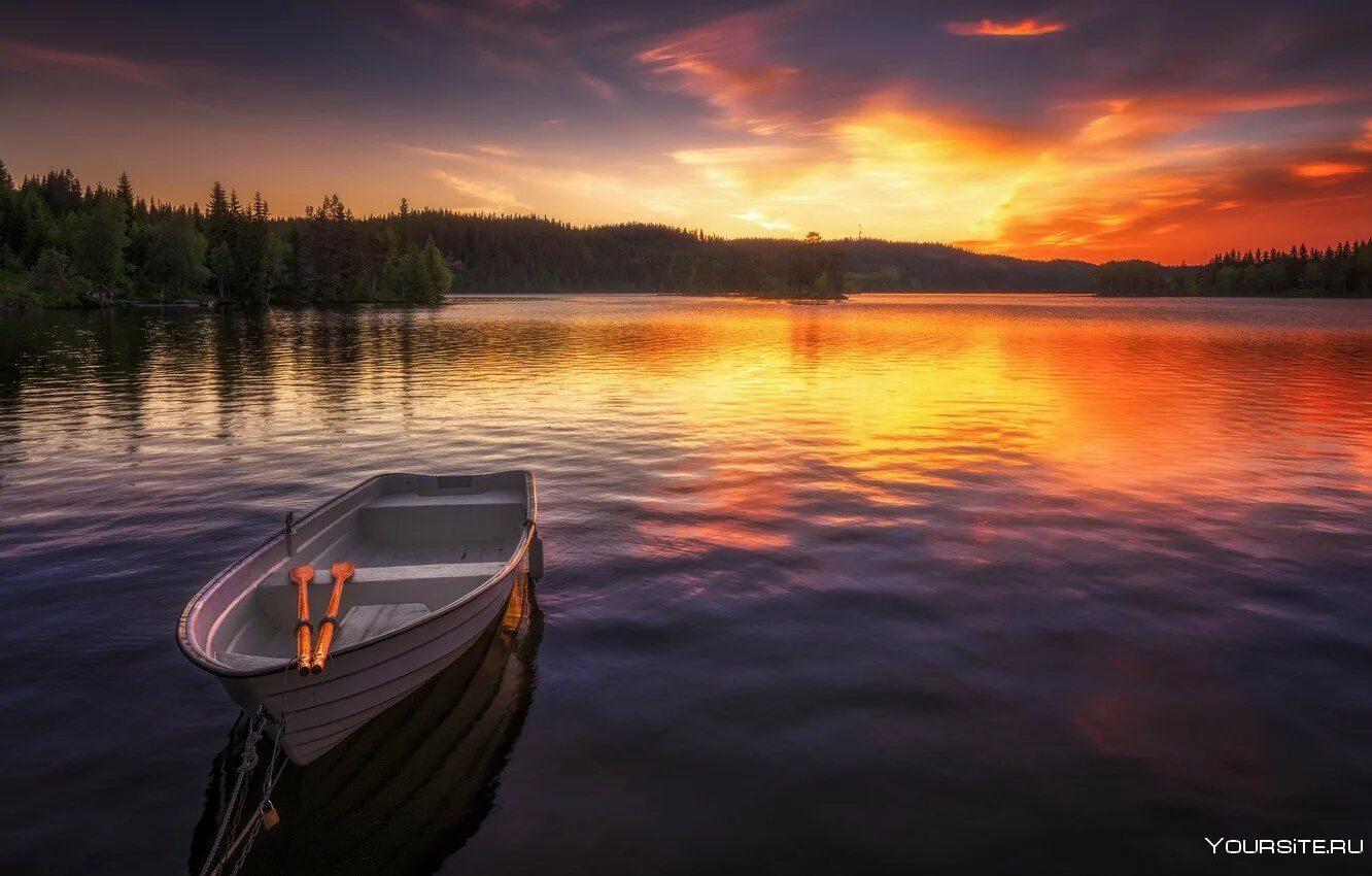 Песня где лодка. Лодка на озере. Лодка на воде. Закат на озере. Лоток для воды.