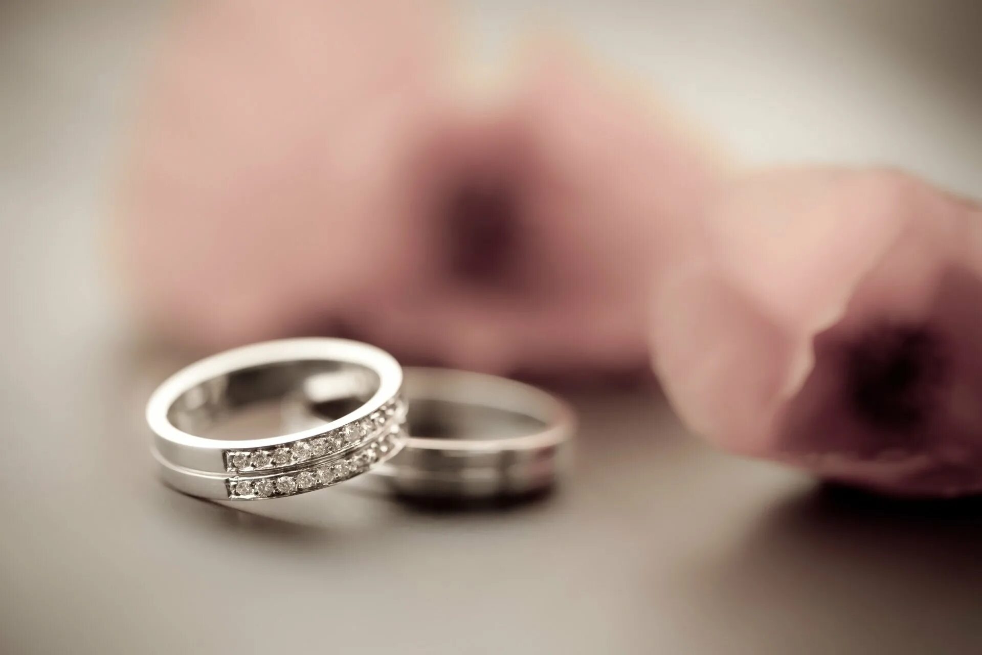 Poor girl ate wedding ring на русском. Красивые Свадебные кольца. Обручальное кольцо. Кольца новобрачных. Кольца на свадьбу обручальные.
