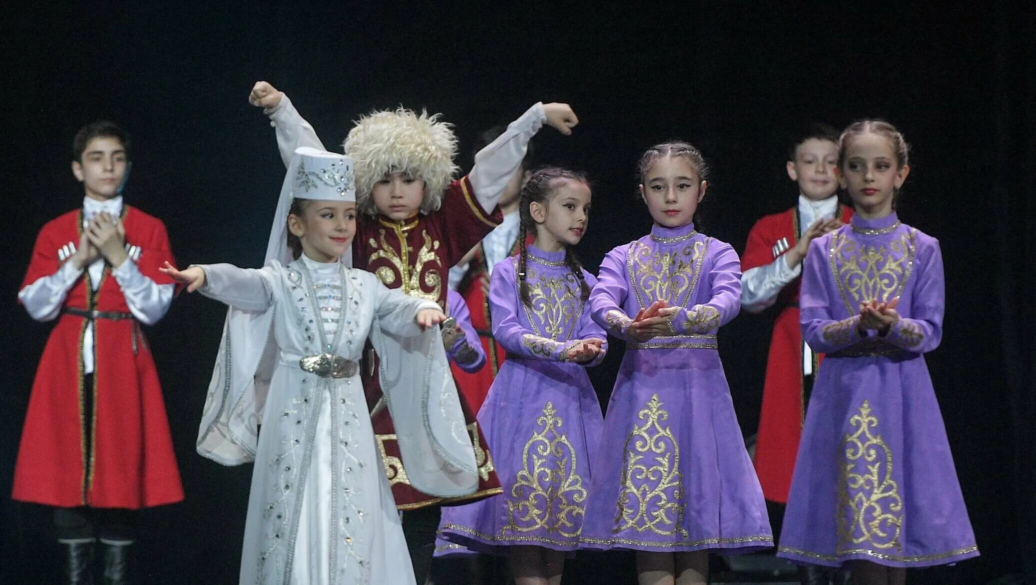 День осетин. Ансамбль Ирон. Артист ансамбля танца. Кавказские танцы дети.