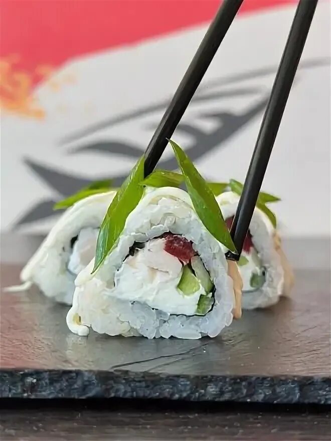 Ролл в луке фри. Токио роллы арамиль. Суши роллы арамиль. Ролл куросава токио. 5 кг роллов sushi wok.