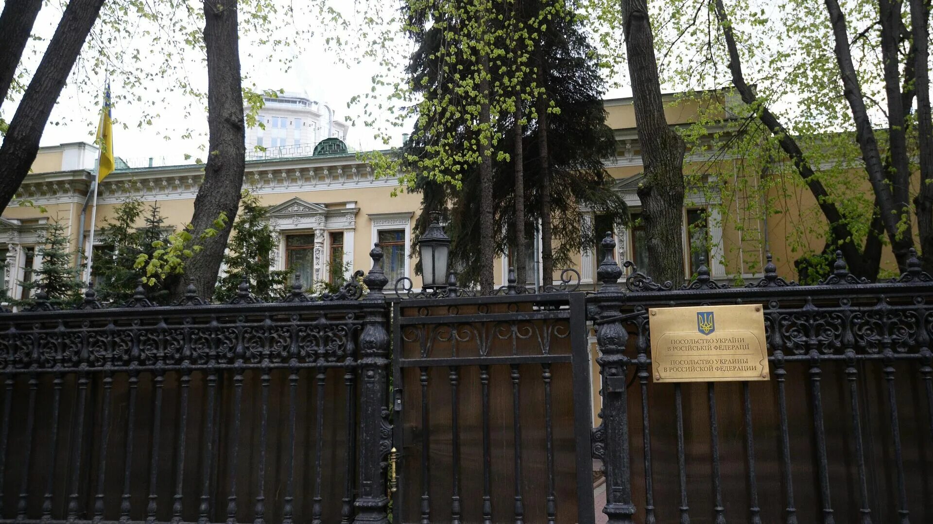 Посольство в москве работает или нет. Посольство украины в москве. посольство украины леонтьевский. здание посольства украины в москве. посольство украины в грузии.
