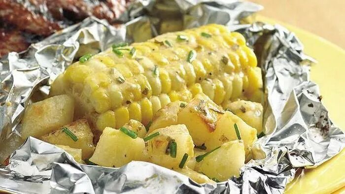 Картофель с овощами в фольге. Картофель кукуруза. картошка с кукурузой. кукуруза в духовке в фольге. кукуруза с овощами в фольге.