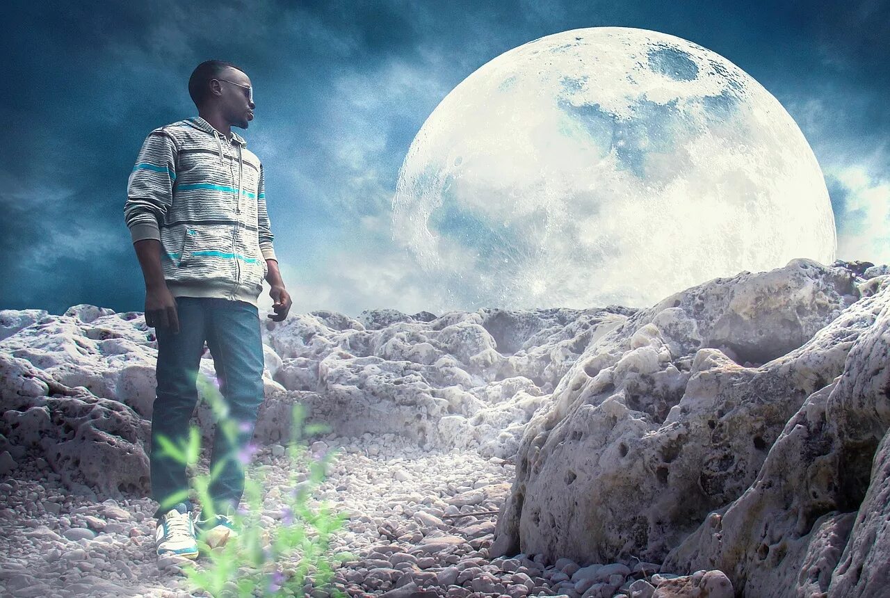 Наблюдение с горы. Человек в горах. Mountain exploring. Лхоцзе восхождение. Рюкзак путешественника.