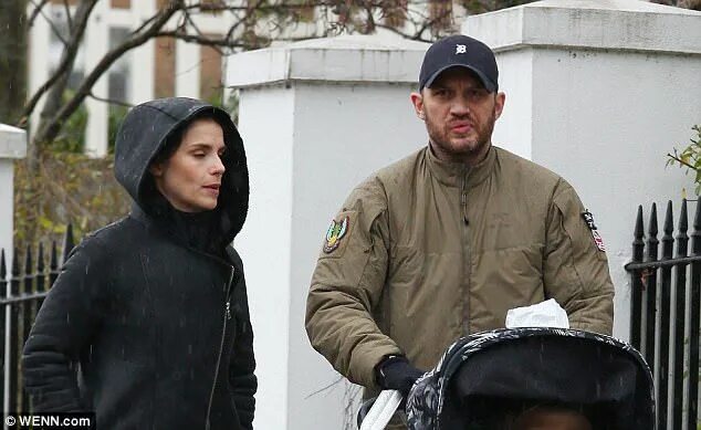 Как выглядит жена тома харди Tom Hardy tries to beat smoking as he walks with pregnant wife Pregnant wife, To