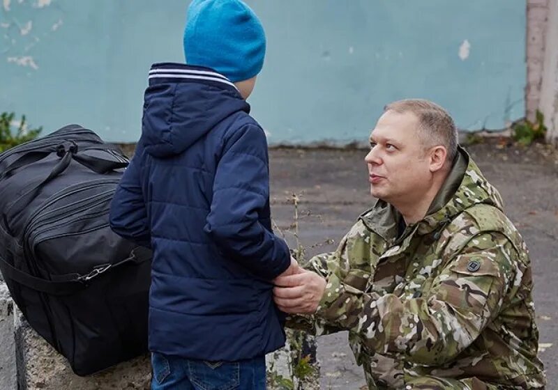 Мобилизация отцов детей. Семья военнослужащего. Военные волонтеры. Солдаты мобилизация. Встреча военного с родными.