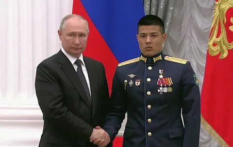 Вручил звезду героя