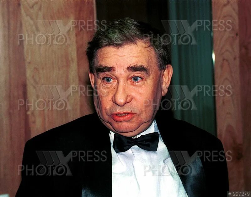 актер светин. актер светин.