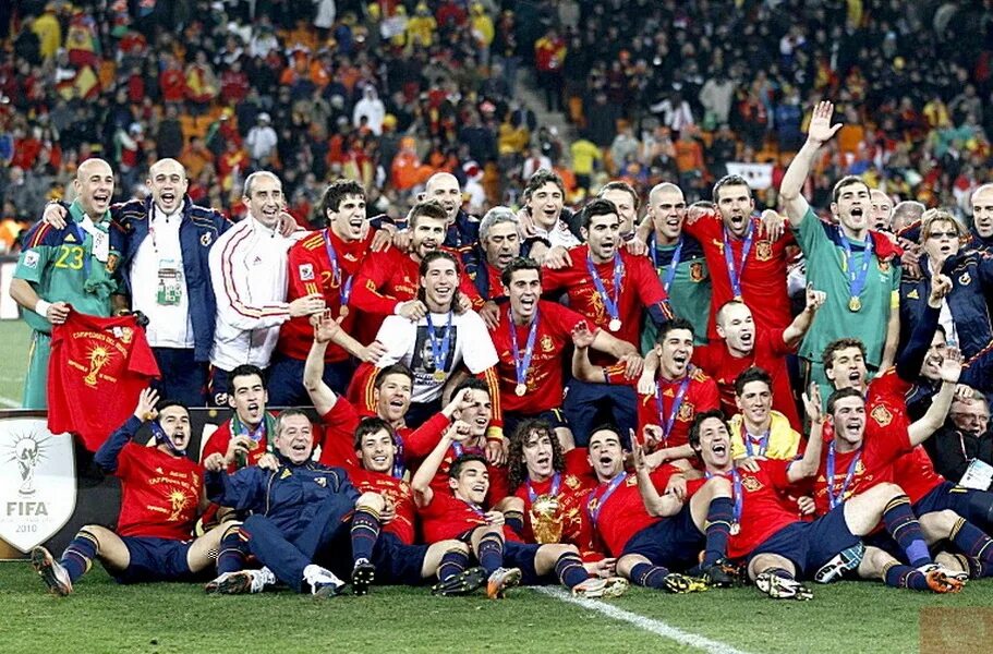 Сколько раз становилась чемпионом сборная команда испании. Сборная Испании на ЧМ 2010. Сборная Испании чемпионы. Сборная команда Испания 2010.