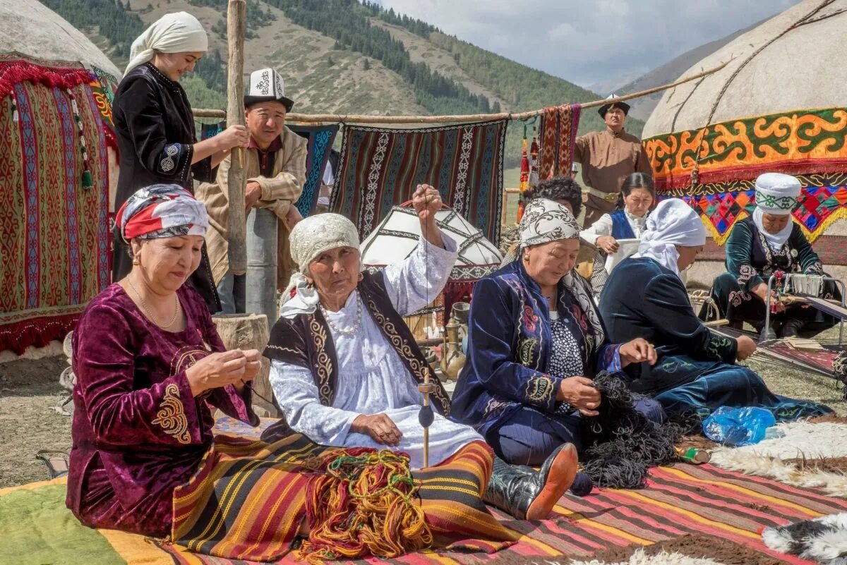 Киргизы большая. Курултай кыргызского народа. Курултай Монголия. Киргизистан Национальная одежда. Ширдак народов Кыргызстана.