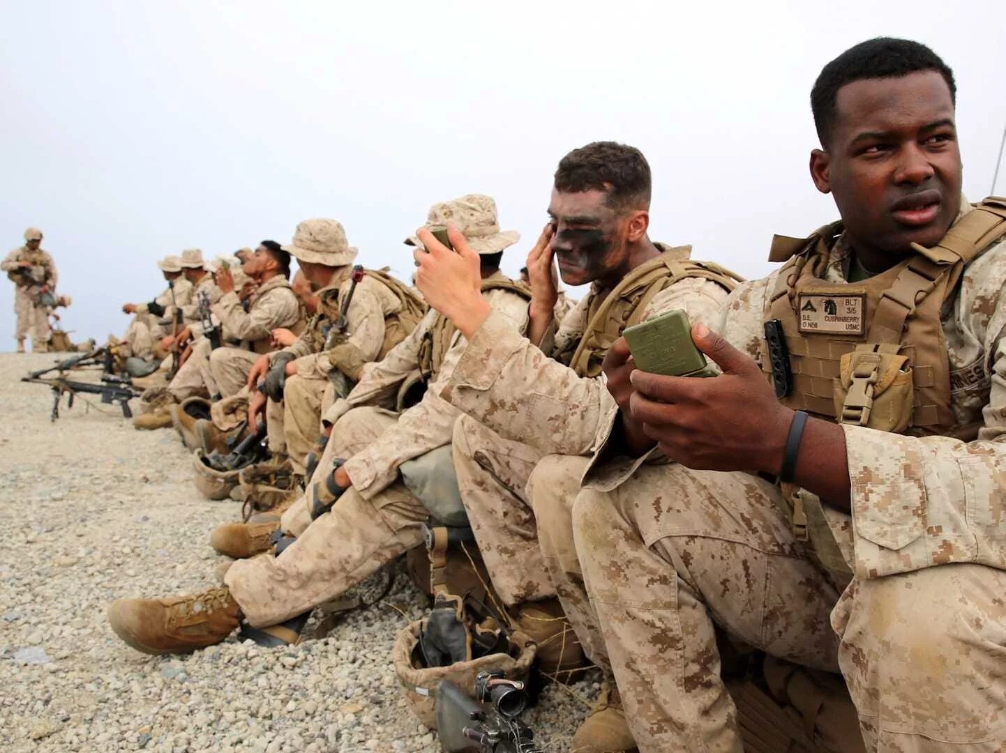 Soldier and the tinderbox knigi. Soldiers return. Британские дети в форме. Фото иранского камуфляжа. Soldiers return.