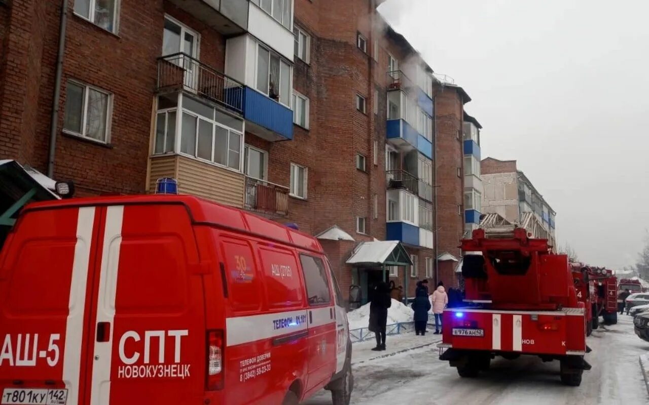 Континент горит новокузнецк. МЧС Новокузнецк. Пожарная машина в МКД. Пожар в Новокузнецке. Пожар на улице Новокузнецкая.