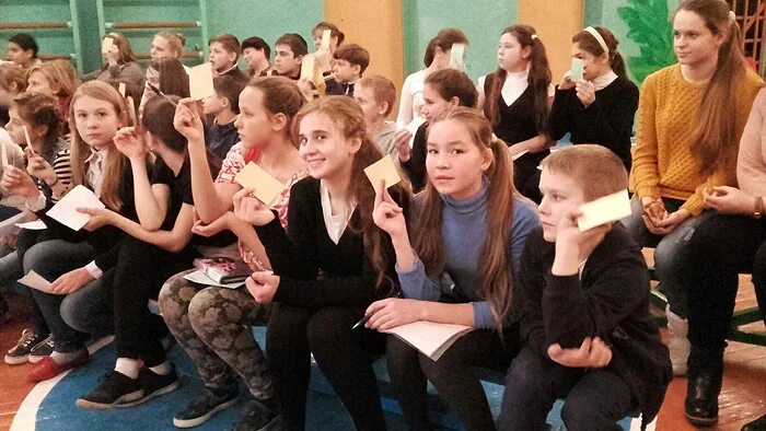 Виртуальный учитель. С каким выбором столкнулись шестиклассники. Школьник сидит за партой. Шестиклассники. Шестиклассник.