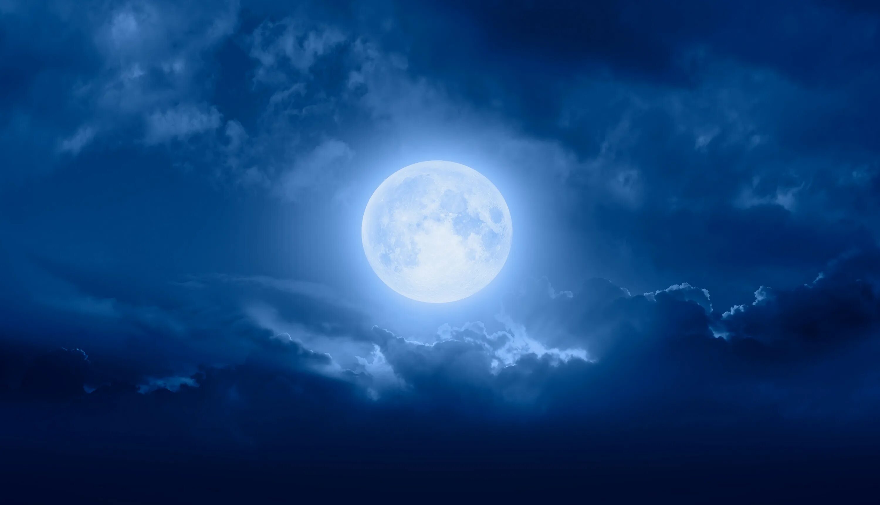 18 день луна. Голубая Луна. Синяя Луна. Синяя Луна явление. Голубая Луна фото.
