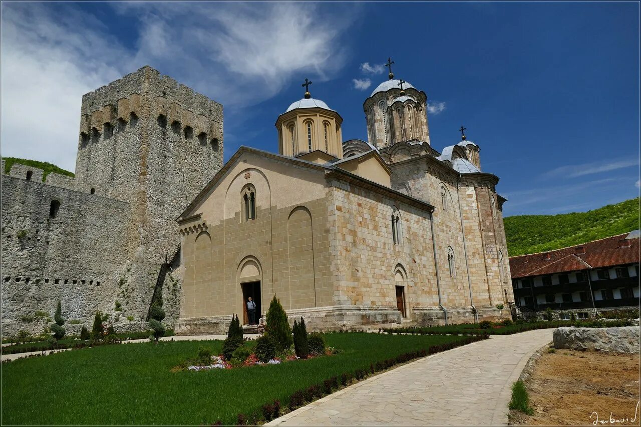 Самый крупный монастырь в европе. Монастырь Манасия,Деспотовац,Сербия. Монастырь Ресава Сербия. Монастырь Манасия Сербия внутри. Монастырь-крепость Манасия.
