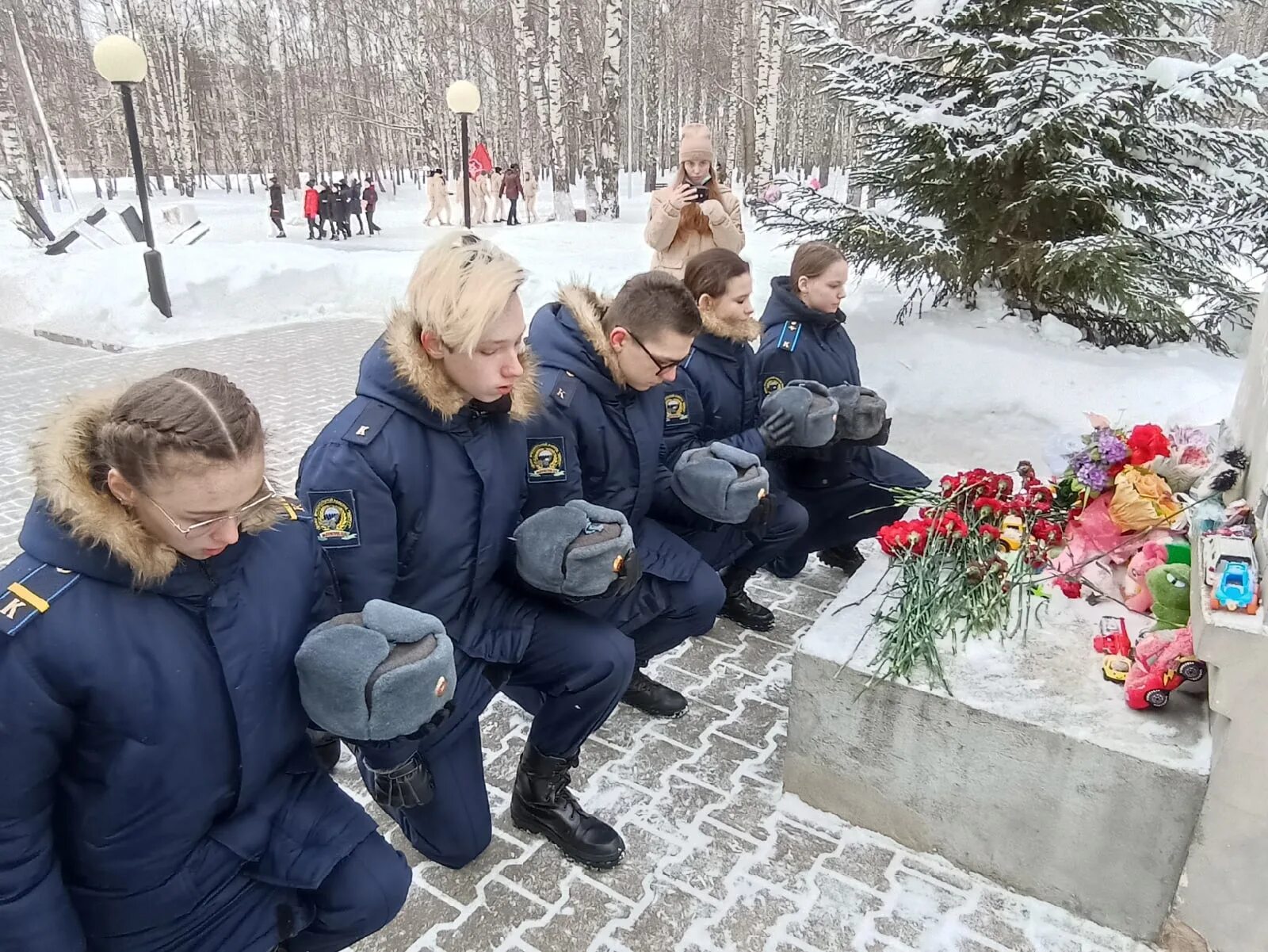 75 лет блокады. Мемориал детям блокадного Ленинграда Кострома. Снятие блокады Ленинграда. Блокадники Ленинграда сейчас. Возложение цветов блокада Ленинграда.