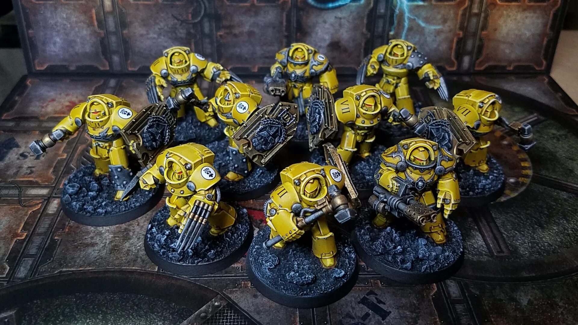 Имперские кулаки warhammer 40000 миниатюры. Имперские кулаки warhammer 40000. Вархаммер 40000 имперские кулаки. Имперские кулаки миниатюры. Dark emperor.
