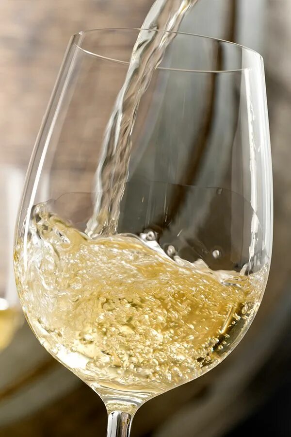 Вино и море. Бокалы белого вина на фоне моря. Riesling вино белое. Рингтон белое вино. Белое вино.