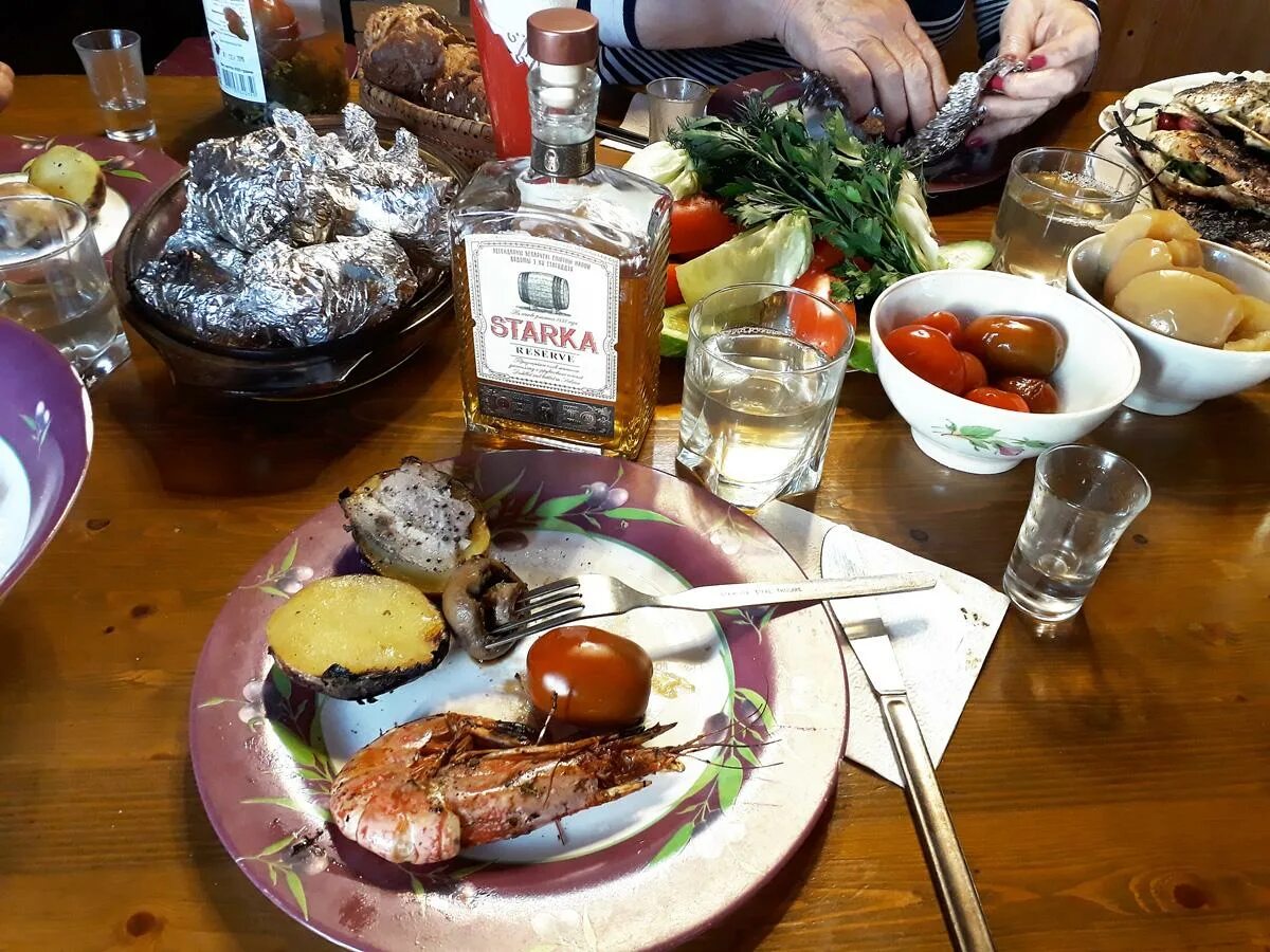 Сосед на ужин. Старка белоруссия. Семья и друзья. Сосед на ужин. Человек за столом на кухне.