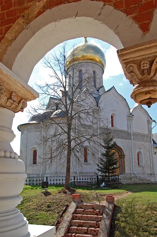 Монастырь сторож. Савинов монастырь в Звенигороде. Монастырь Звенигород апрель.