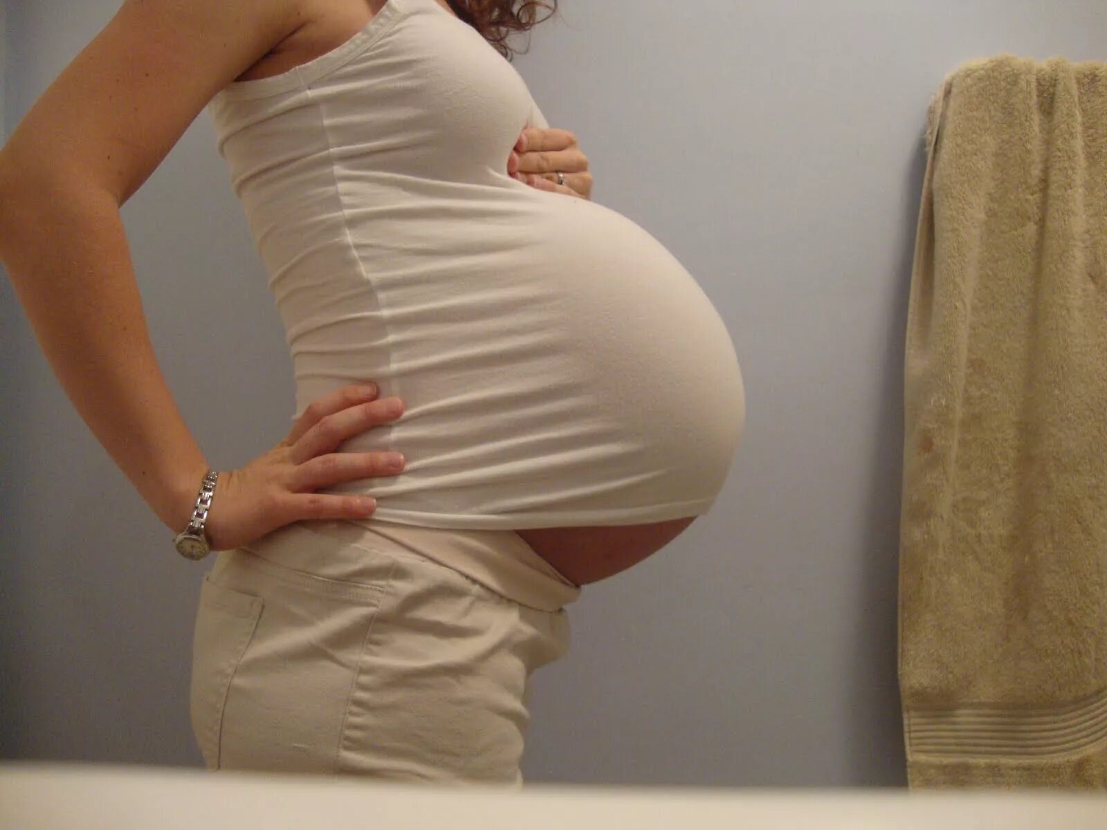 Беременность девять. Живот на 9 месяце. Беременные на 9 месяце. Животы беременных женщин.