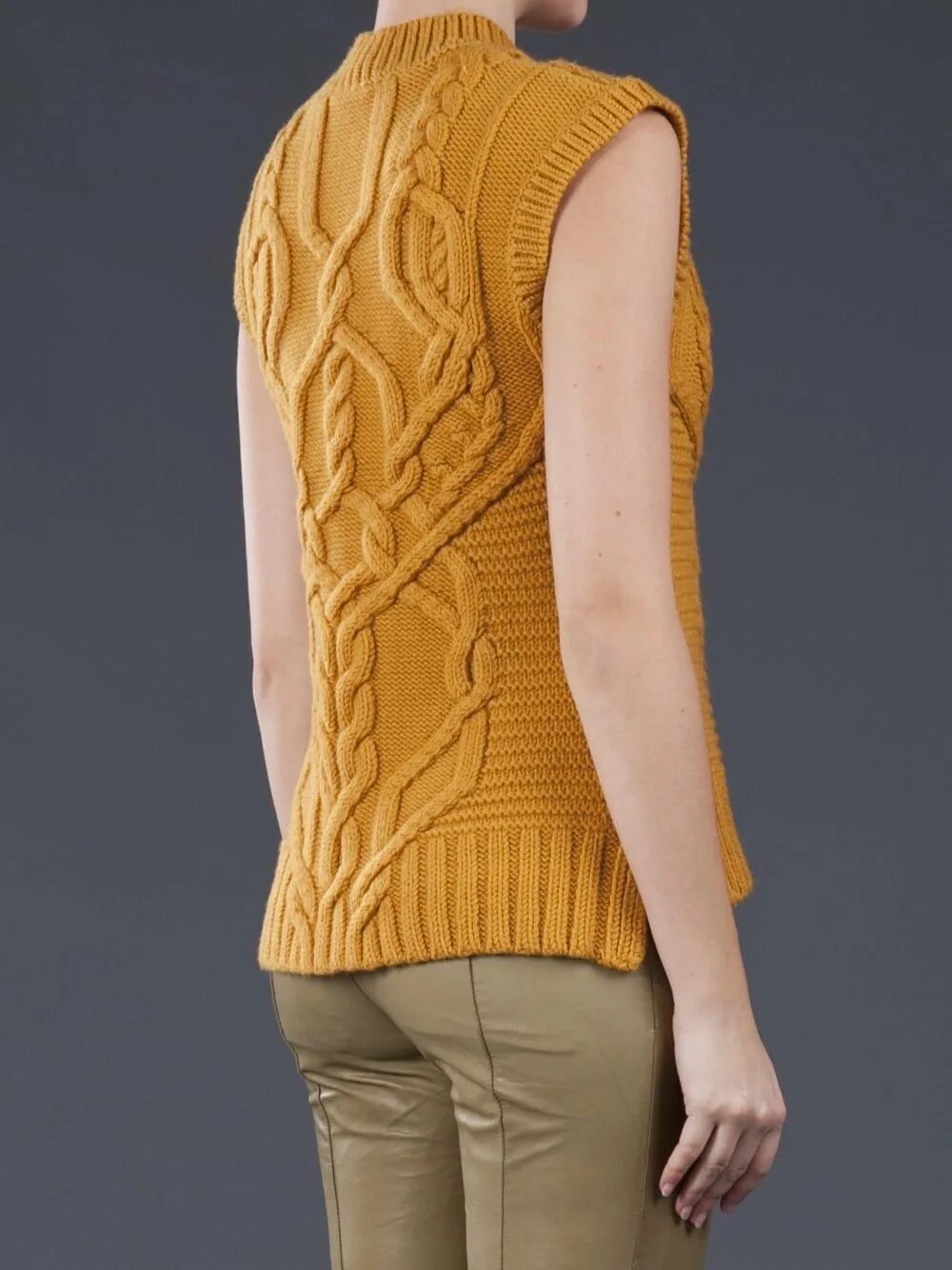 Жилет аранами. Жилет alpine knitwear. Женский свитер с аранами. Жилет резинкой 2х2. Вязаный жилет с аранами.