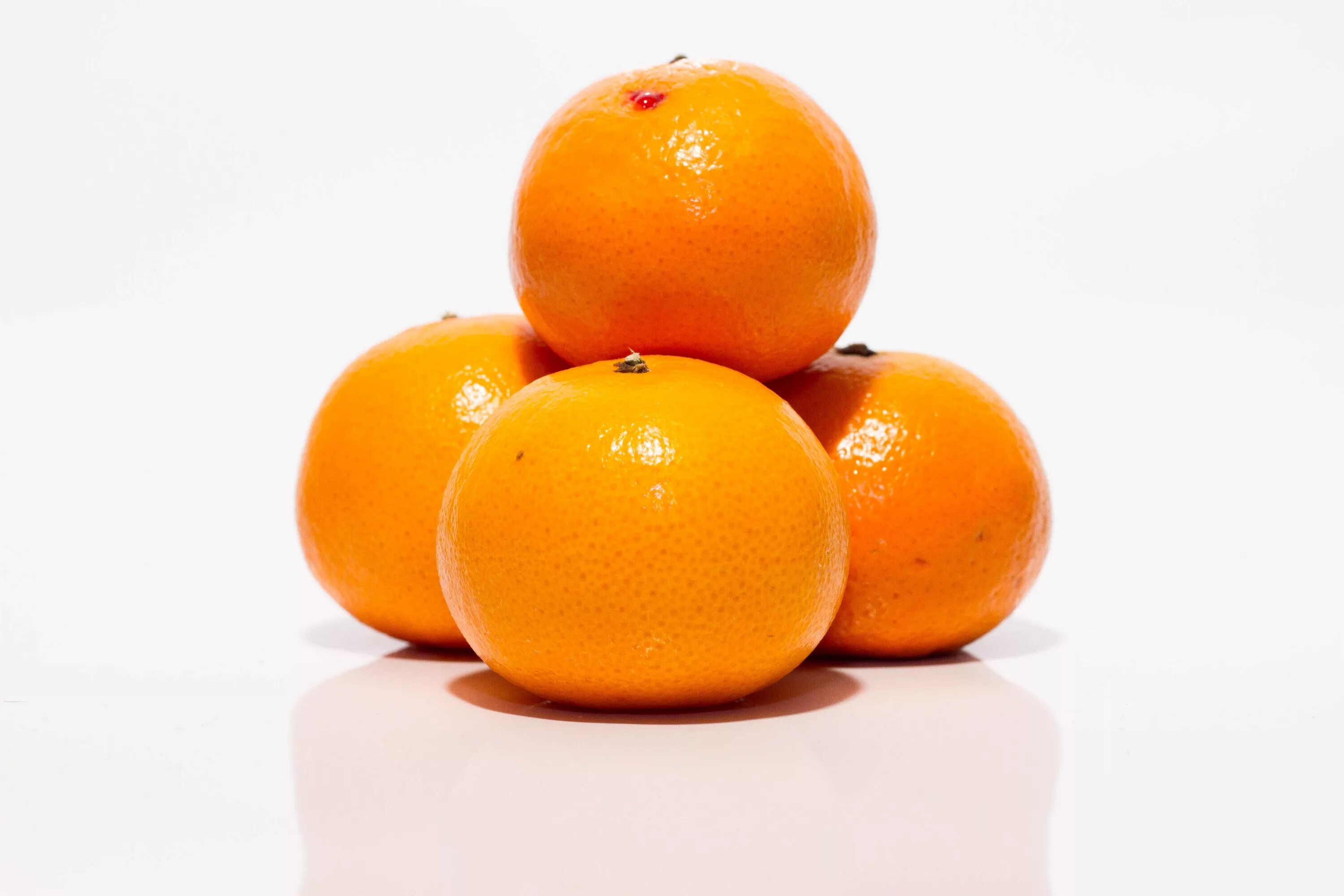 Оранжевый фрукт. Фрукты оранжевого цвета. Оранжевые фрукты и овощи. Апельсин на белом фоне. Апельсин фрукт или ягода