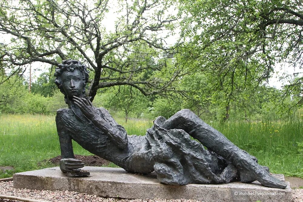 Пушгоры, михайловское памятник пушкину. Пушкинские горы петровское. Памятник александр пушкин в петербурге. Александр сергеевич пушкин памятник. Дом музей пушкина в пушкинских горах.