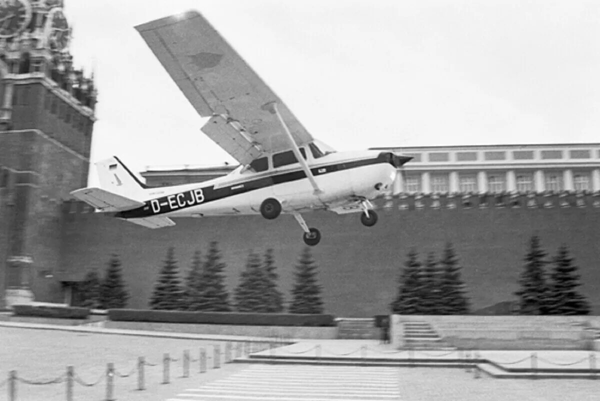 Руст самолет на красной площади. Маттиас Руст на красной площади 1987. Cessna 172 Матиаса Руста. Матиас Руст на красной площади. Матиас Руст 28 мая 1987.